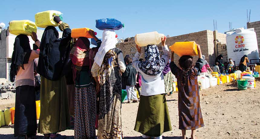 Yemeni women waiting for charity water